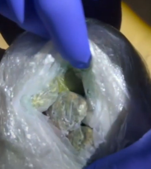 ВИДЕО: 17 годишен малолетник фатен со 200 кесички марихуана во Аеродром