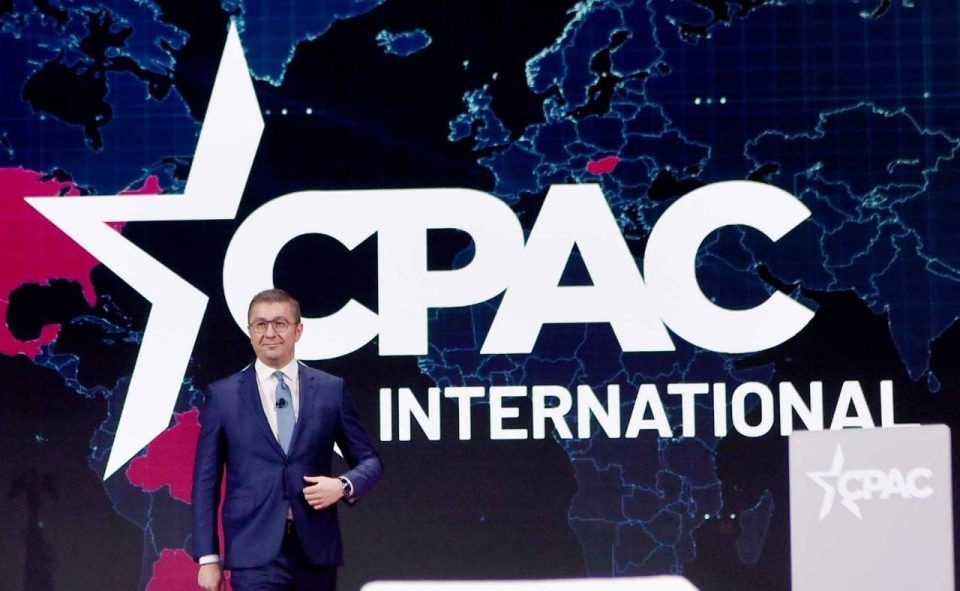 Овации за Мицкоски во Вашингтон: Македонија на фронтот против илегалната миграција и силна поддршка за Трамп (ВИДЕО)