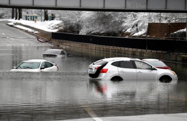 Најмалку десет лица го загубија животот во поројни дождови и поплави во југоисточниот дел на САД
