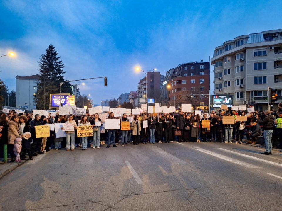 „Вратете ѝ ги боите на Фросина“ порачаа илјадници граѓани на масовниот протест за правда и безбедност во Скопје