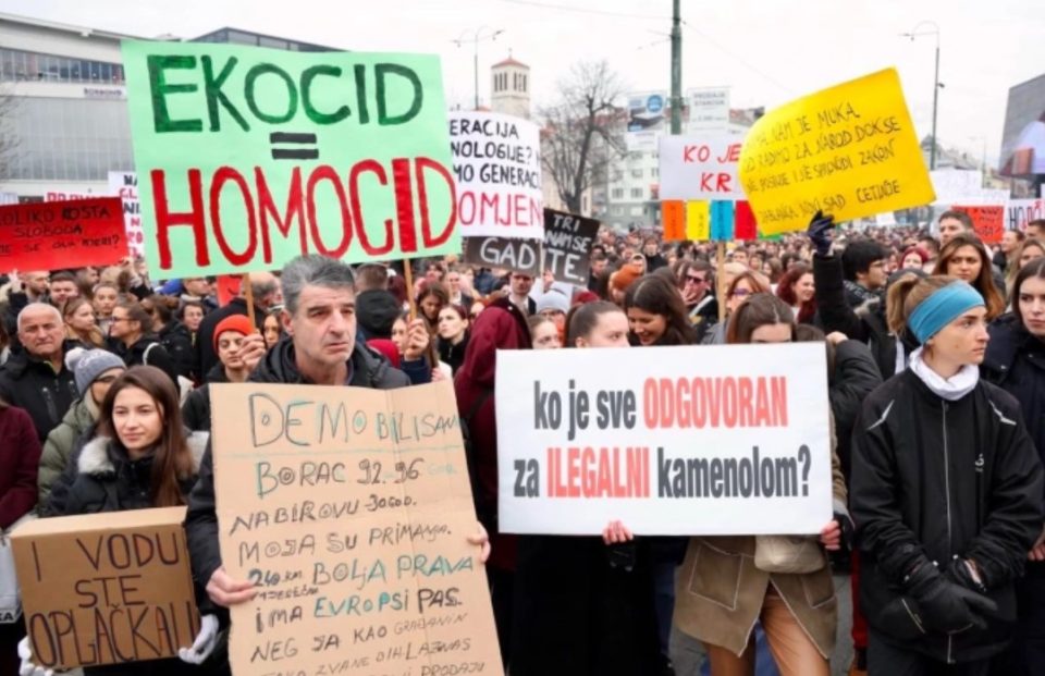 Студентите во БиХ бараа одговорност за жртвите и уништувањето во минатогодишните поплави