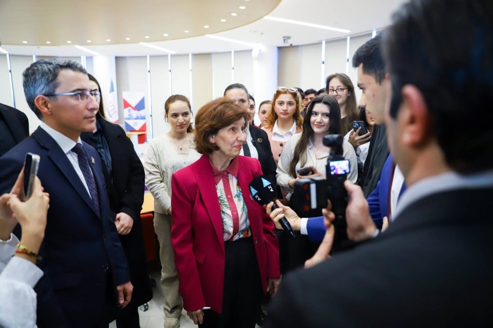 Претседателката Сиљановска-Давкова одржа предавање на Универзитетот АДА во Баку