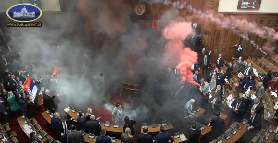 ВИДЕО: Тепачки, димни бомби – Немири во српското Собрание