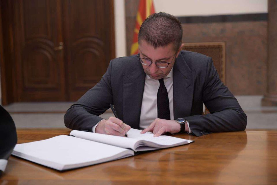 ФОТО: Мицкоски се потпиша во Книгата на жалост во Собрание