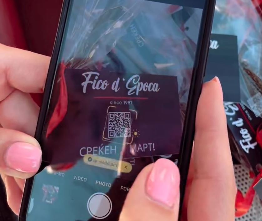 ВИДЕО: Ретро шарм и црвена ружа – совршена комбинација за денот на жената