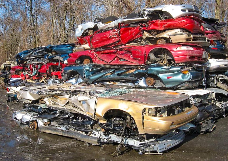 Хаварисаните возила во Кисела Вода градоначалникот Ѓорѓиевски ќе ги носи во дробилица