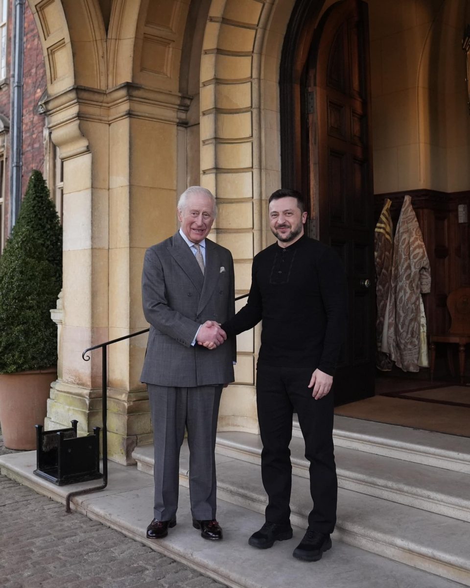 Кралот Чарлс нема проблем што Зеленски не носи одело