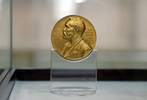 Иранската нобеловка Наргес Мохамади пренесена во болница по апсење