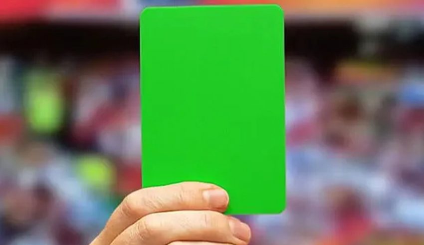 Нова револуција во фудбалот: Кога ќе може да се покаже зелен картон?