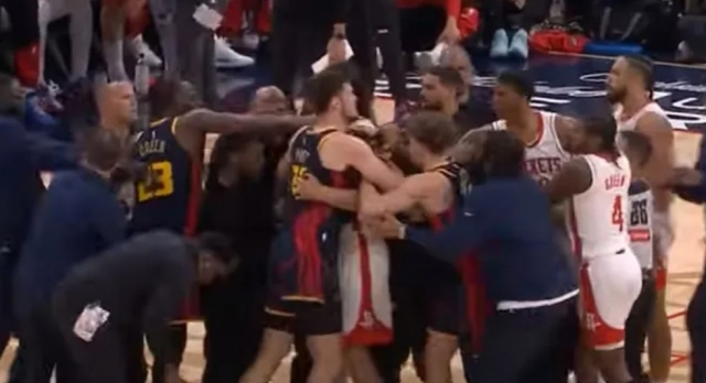 Тепачка меѓу кошаркарите на Голден Стејт и Хјустон (ВИДЕО)