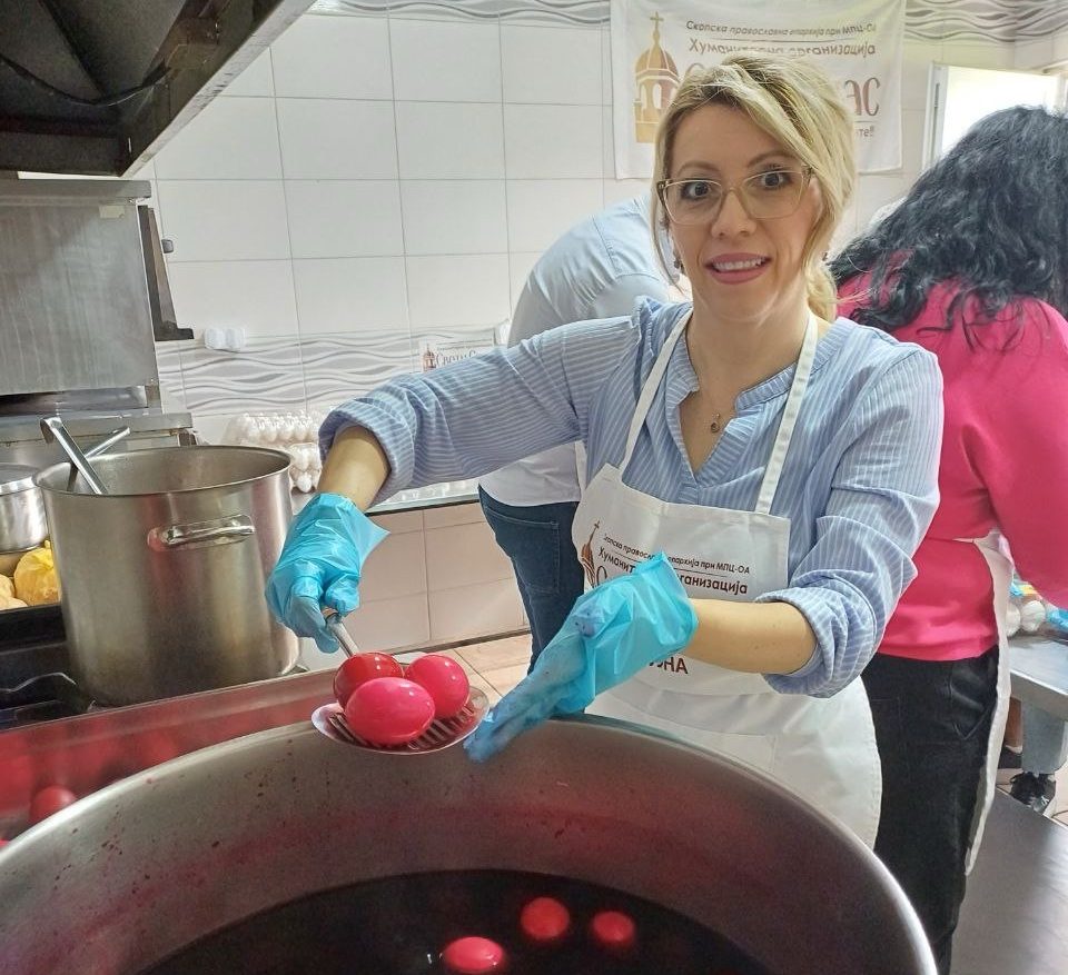 Сопругата на премиерот во хуманитарна акција: Заедно со тим на волонтери подготвуваа оброци за социјално загрозени граѓани (ФОТО)