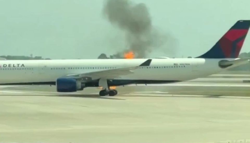 (ВИДЕО) Eвакуирани 300 луѓе, пламна мотор на авионот кој стоеше на писта во САД