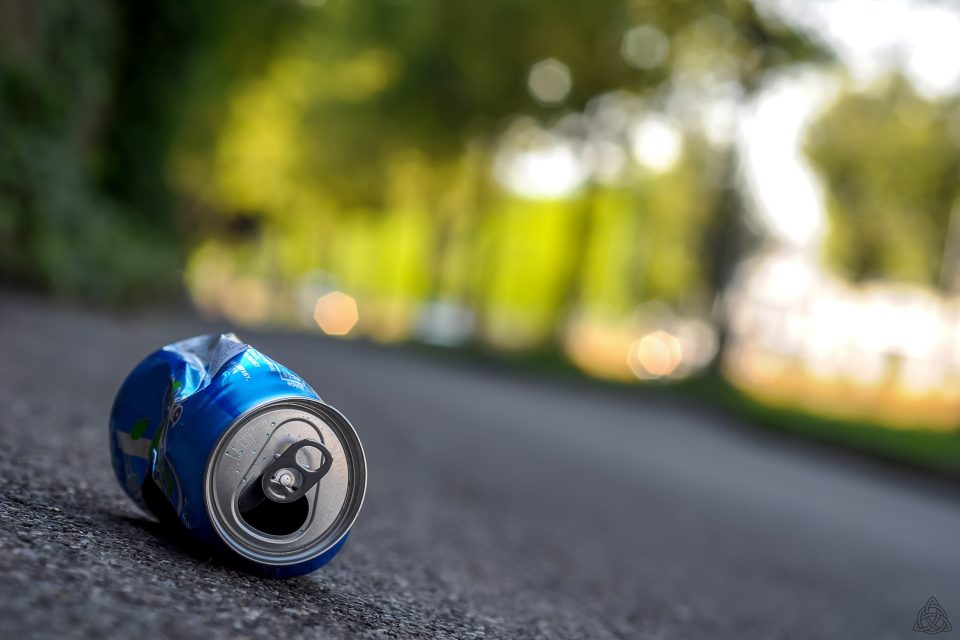 Човековиот и индустрискиот отпад се претвораат во карпи многу побрзо од природните материјали