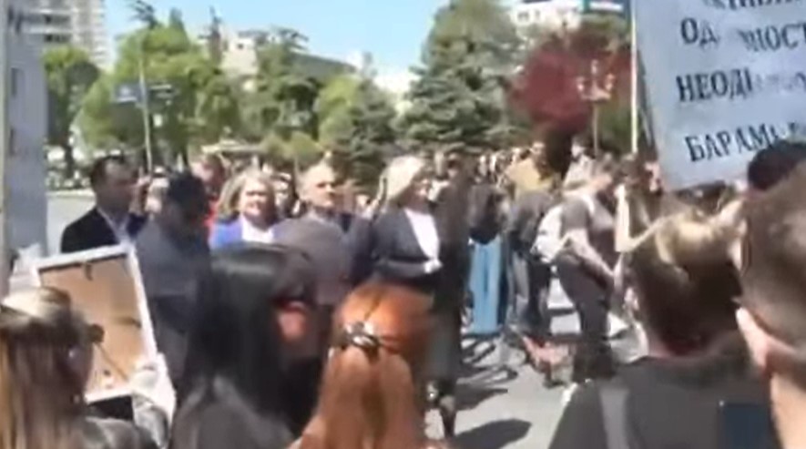 Филипче исвиркан од семејствата на загинатите во пожарот во Кочани (ВИДЕО)