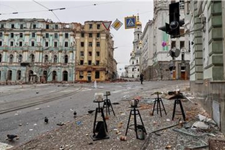 Еден загинат и 54 повредени во руски напад врз Харков