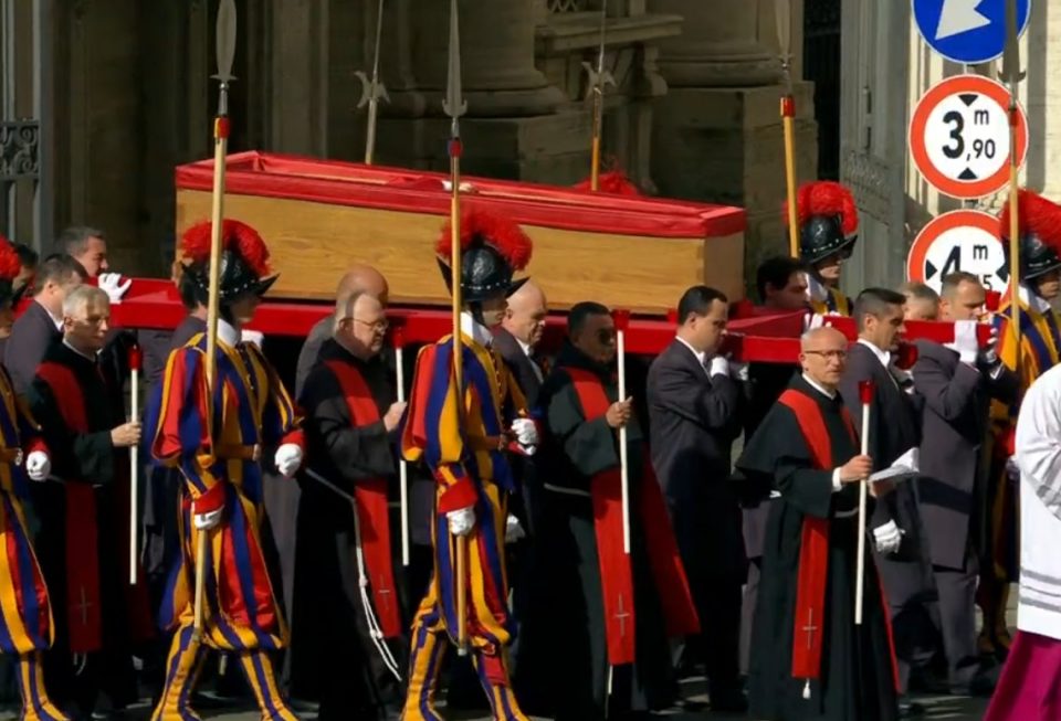 Во Ватикан почна погребот на папата Франциск