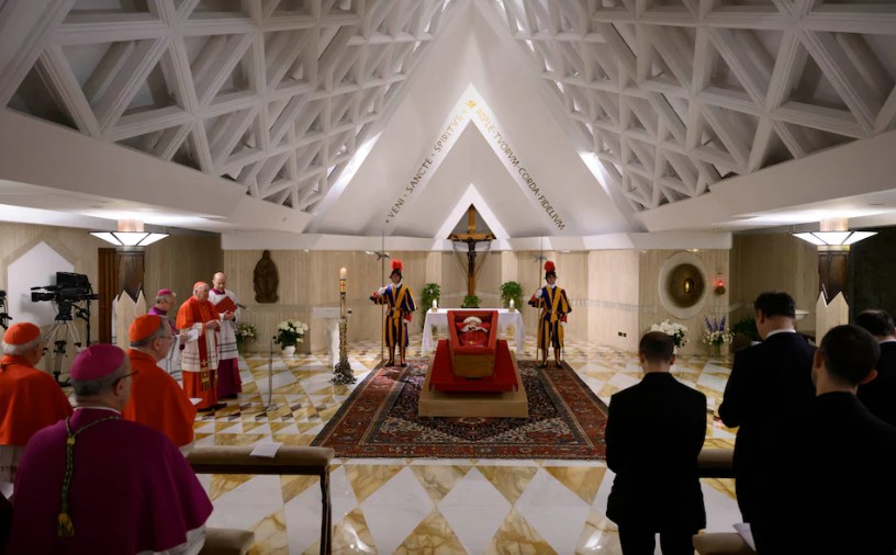 ФОТО: Ватикан објави фотографии, телото на папата Франциск положено во отворен ковчег