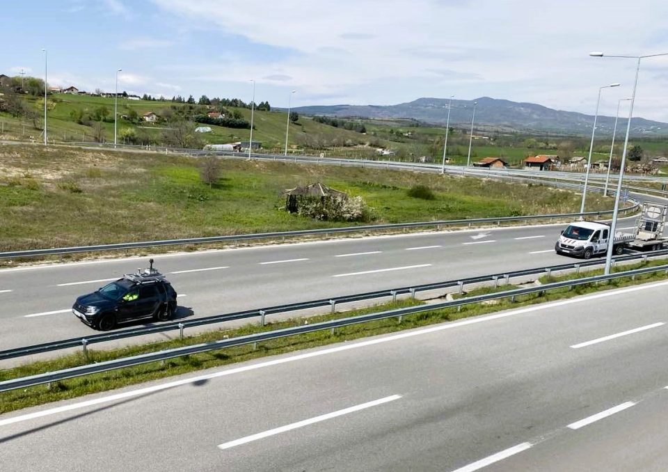 Со специјално возило се снима сообраќајната сигнализација на патиштата, податоците ќе се користат за поголема безбедност во сообраќајот