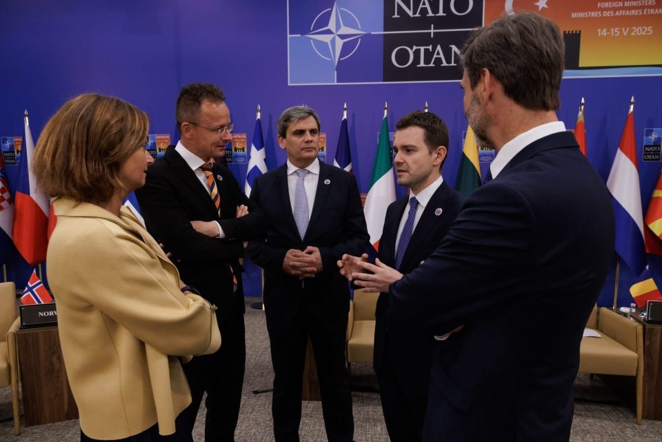 Муцунски на неформален состанок на министрите за надворешни работи на НАТО во Анталија