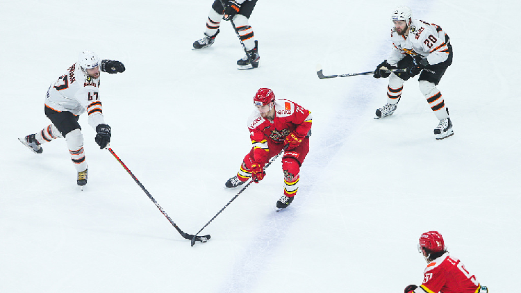 Швајцарија и САД во финалето на хокеарскиот Мундијал 2025