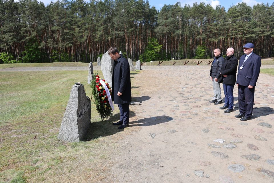Муцунски се поклони пред споменикот на македонските Евреи во „Треблинка“