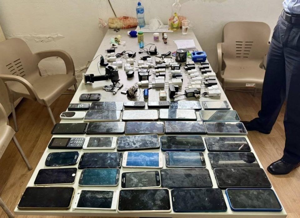 ФОТО: Претреси во „Идризово“, пронајдени над 30 телефони и дрога