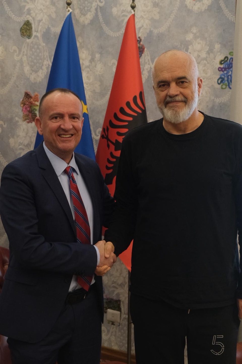 Таравари на „БАЦИ РАКА“ во Тирана кај Еди Рама