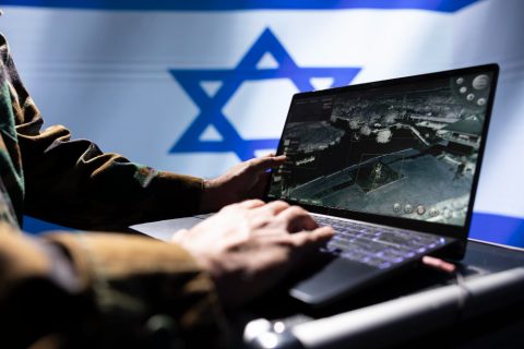 Израелската полиција го приведе шефот на кабинетот на Нетанјаху