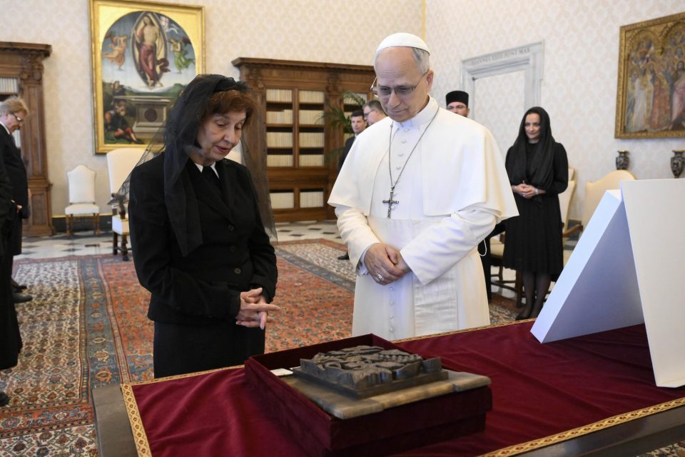 Му подари Длабока резба со мотив „Гроздови“: Сиљановска на аудиенција кај папата Лав 14.