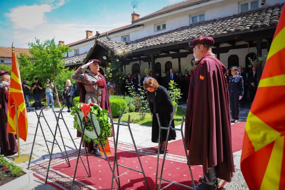 Претседателката Гордана Сиљановска-Давкова положи свежо цвеќе по повод 122-годишнината од смртта на Гоце Делчев