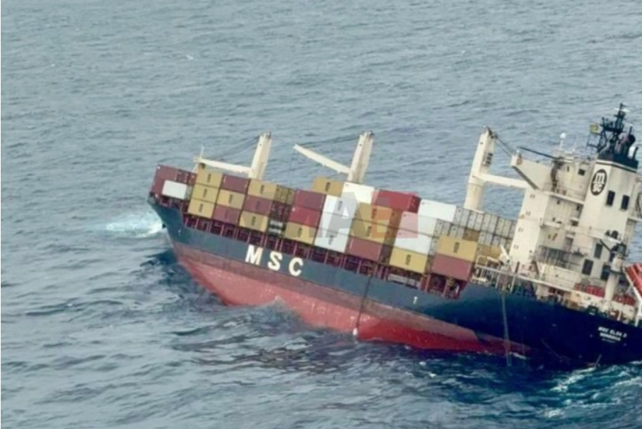 Тревога во индиската држава Керала откако брод со опасен товар потона во близина на брегот