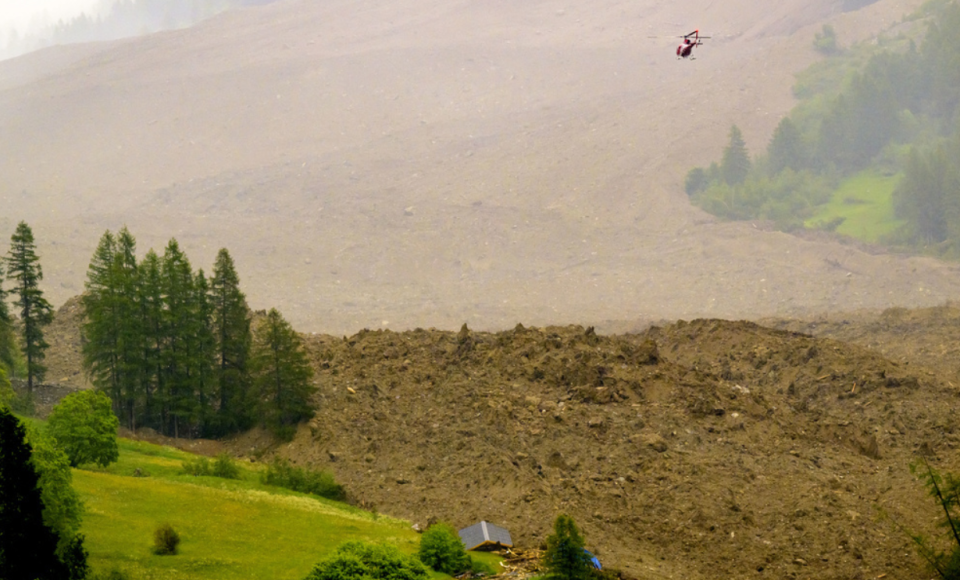 На швајцарските Алпи се отцепи дел од глечер и затрупа село