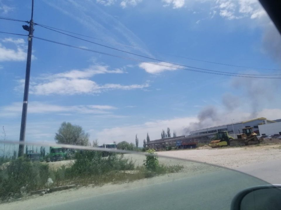 ФОТО: Црн чад на влезот во Драчево