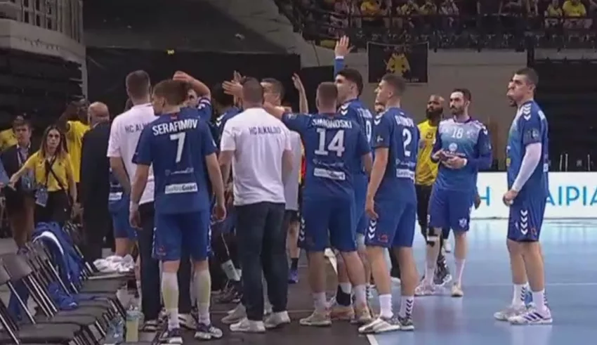 Инцидент во Атина: Митев погоден со предмет во глава (ВИДЕО)