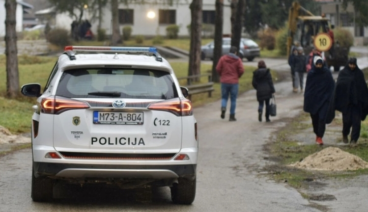 Петмина тешко повредени во вооружен судир кај мигрантскиот камп во Блажуј во БиХ