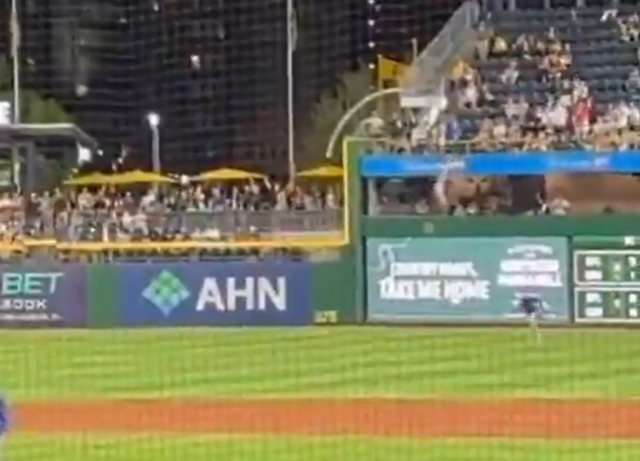 Навивач падна од трибини на американски стадион (ВИДЕО)