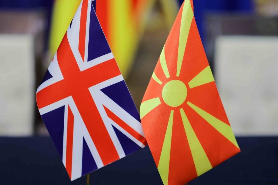 Британската амбасада со официјална Фејсбук потврда до хорските опозициски медиуми дека договорот со Македонија е зајакнување на пријателството и економскиот раст и развој