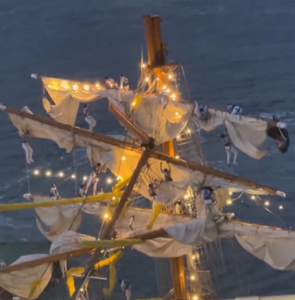 Брод на мексиканската морнарица удри во Бруклинскиот мост, двајца мртви и 22 повредени