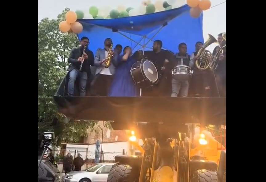 ВИДЕО: Бугарска матурантка на прославата пристигнала со багер и трубачи!