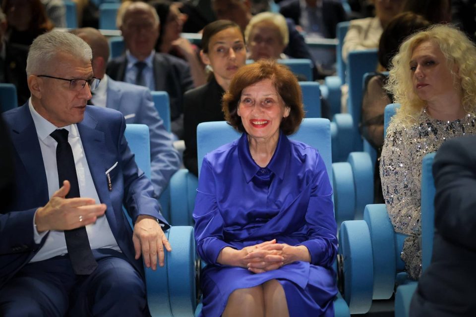 Сиљановска-Давкова: Ова е празник за љубителите на операта заради музичко-сценскиот раскош