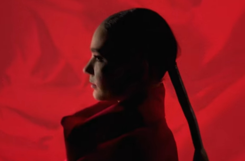 ВИДЕО: Дина Јашари го објави својот деби-албум „Растенија без корен“