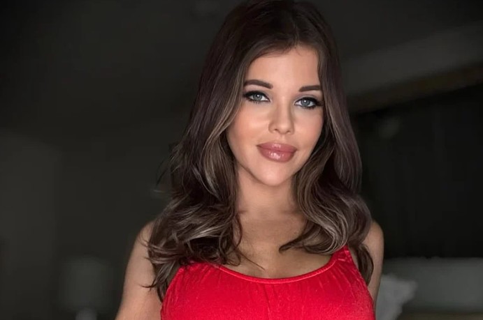 ФОТО: Ѕвездата од „Baywatch“ повторно го облече култниот костим за капење, совршено ѝ стои и по речиси 30 години