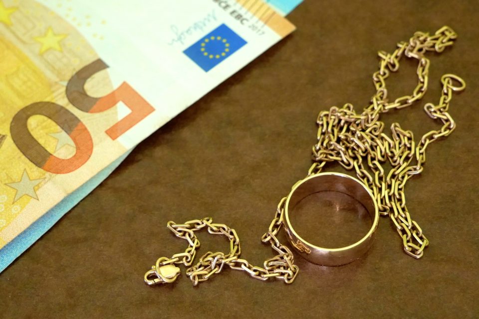 Нова измама за лажна сообраќајка: Скопјанка платила 1.000 евра и го дала златото што го имала