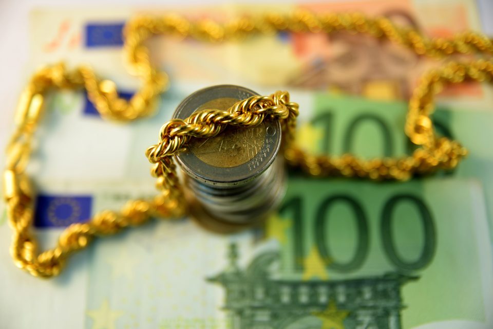 Затаен данок од над еден милион евра од трговија со злато и накит, истрага против две лица