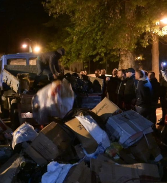 Општина Чаир истури смет пред просториите на Данела Арсовска (ФОТО)