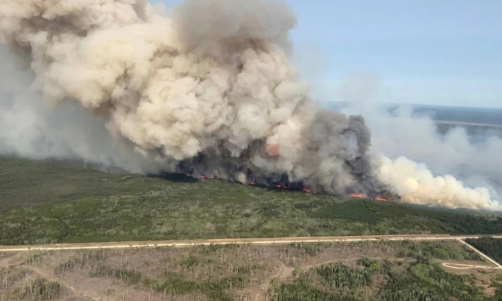 Евакуирани 17.000 луѓе поради шумски пожари во централна Канада