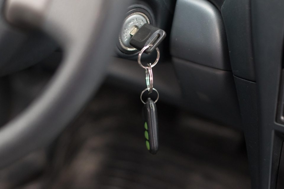 И’ ја прегазил ногата: Девојче (10) тешко повредено, помалиот брат случајно стартувал автомобил