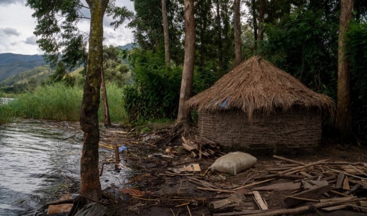 Најмалку 104 лица го загубија животот, а 28 се повредени во поплави во источниот дел на ДР Конго