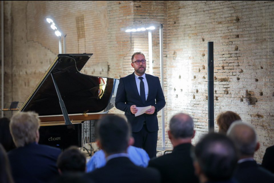 Љутков од Рим: Македонија зборува таму каде што зборовите замолкнуваат – со музика, со душа, со почит