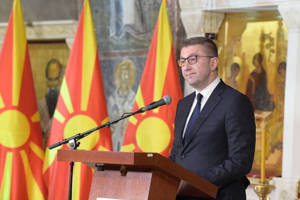 Мицкоски: Продолжуваме да се бориме за нашиот идентитет, да го повратиме распродаденото од националните предавства на претходната Влада